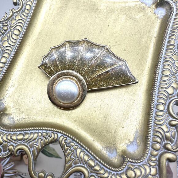 Vintage Gold Sparkling Glitter Fan Shell with Pearl Brooch Pin Gold Tone - Picture 2 of 4